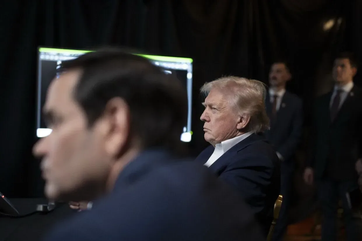 Donald Trump ascultând informații într-un mediu securizat.