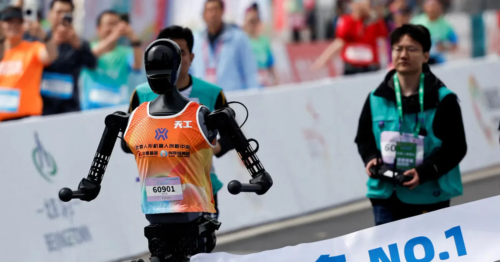 Robot umanoid participând la un semimaraton în China.