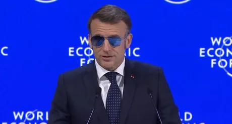 Emmanuel Macron discutând despre restituirea activelor Siriei.