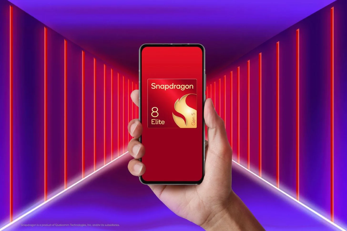 Un smartphone cu Snapdragon 8 Elite într-un mediu futurist iluminat de lumini colorate.
