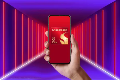 Un smartphone cu Snapdragon 8 Elite într-un mediu futurist iluminat de lumini colorate.