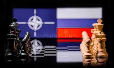 Joc de șah simbolizând tensiunile dintre NATO și Rusia.
