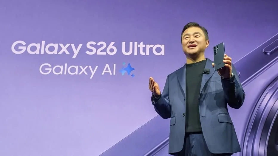 Prezentare a noului Galaxy S26 Ultra de către un reprezentant Samsung.