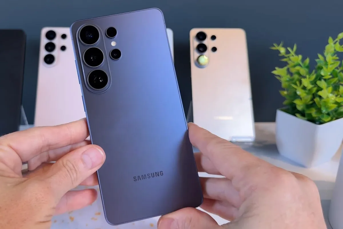Samsung Galaxy S26 cu un design modern și camere avansate.
