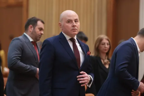 Reprezentant al Curții Constituționale în timpul unei ședințe.