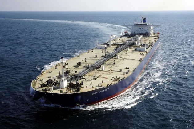 Vas petrolier navigând pe mare, simbolizând piața energetică globală.