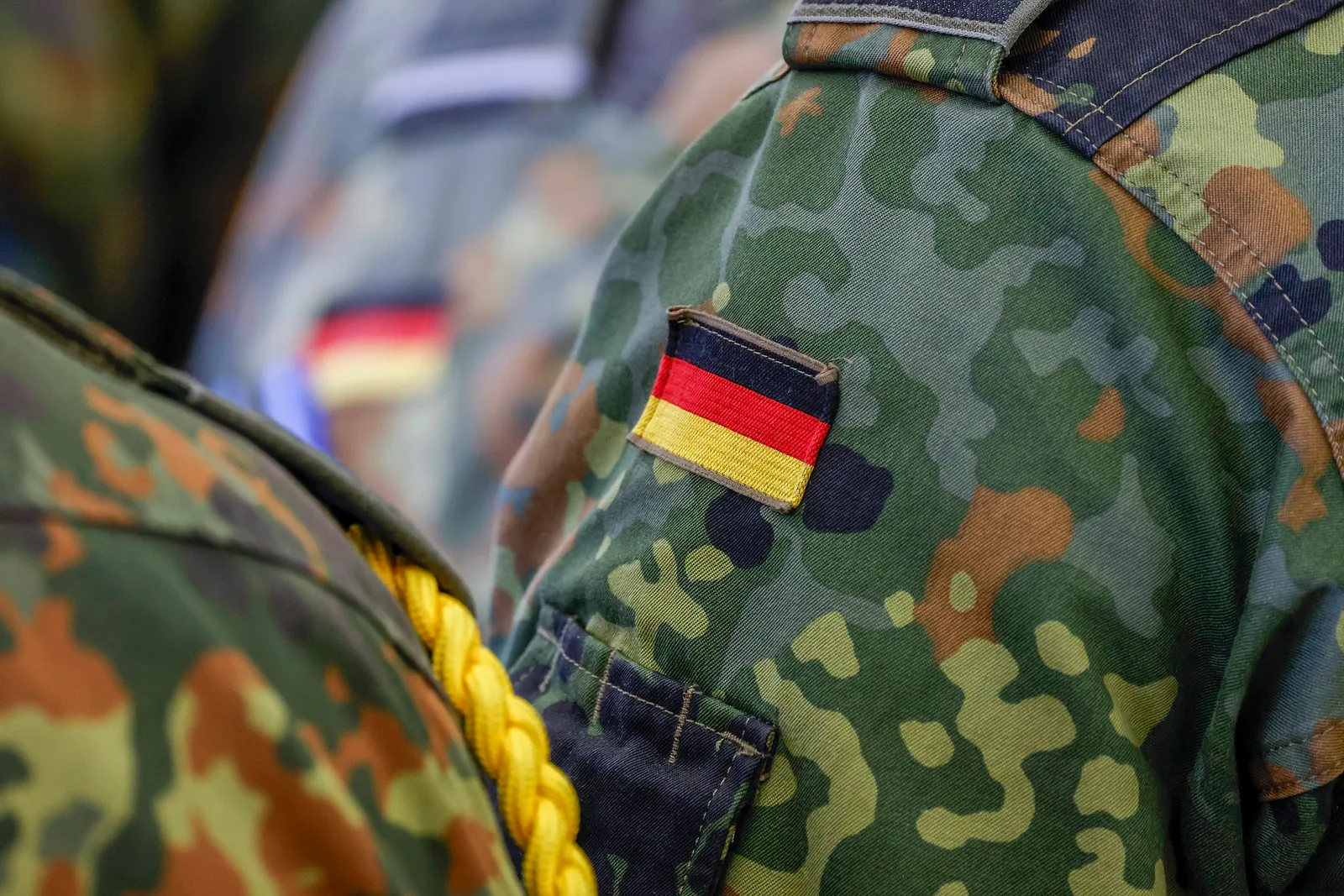 Uniformă militară germană cu steagul național pe mânecă.