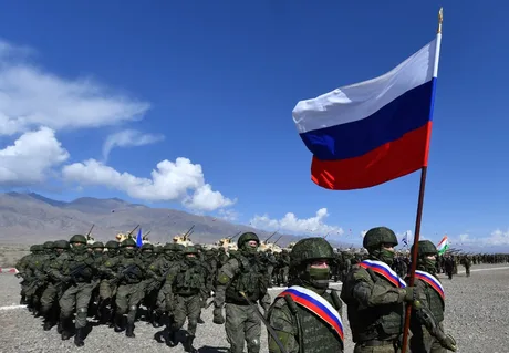 Soldați ruși în timpul unui exercițiu militar în peisaj montan.