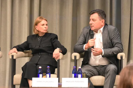 Reprezentanți ai CEC Bank discutând despre digitalizare și servicii online.