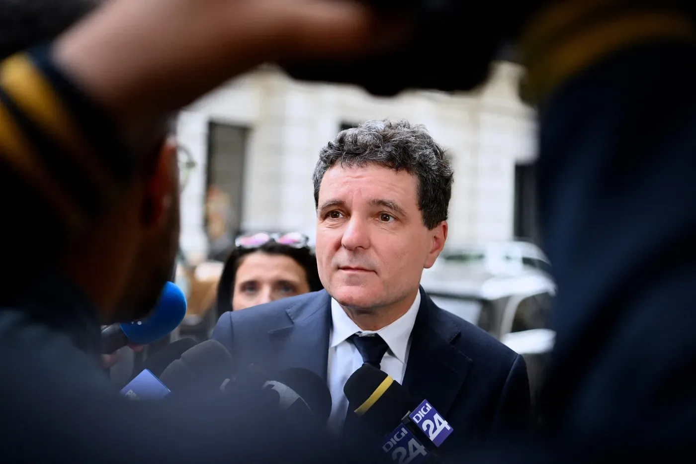 Nicușor Dan discutând despre expulzarea ambasadorului Rusiei.