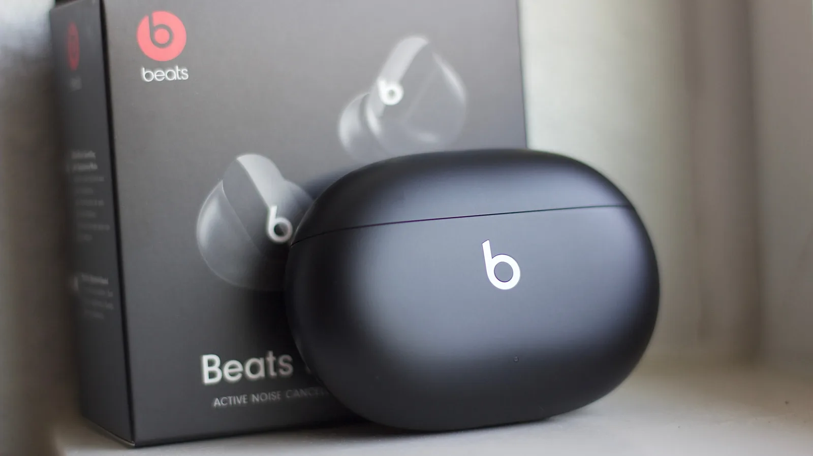 Actualizarea firmware-ului îmbunătățește securitatea căștilor Beats Studio Buds.