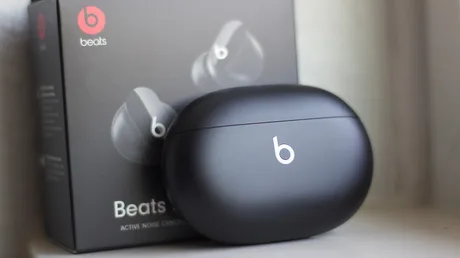 Actualizarea firmware-ului îmbunătățește securitatea căștilor Beats Studio Buds.