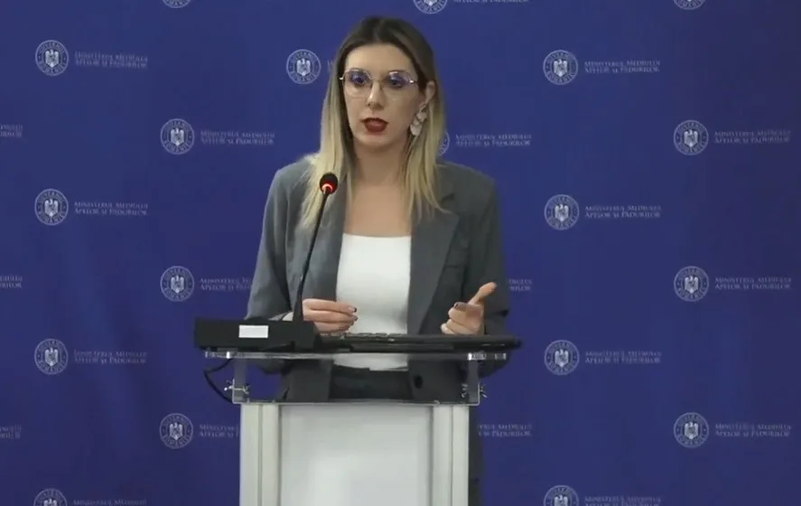 Ministrul Mediului discutând despre negocierea contractului colectiv de muncă.