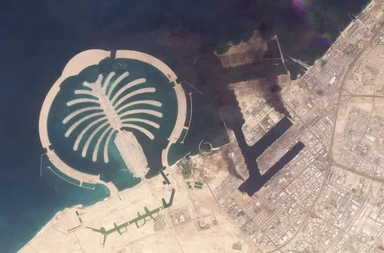 Coloane de fum deasupra Dubaiului, semn al conflictului în escaladare.