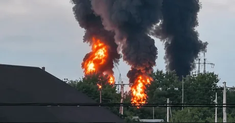 Flăcări și fum dens deasupra unui depozit de petrol în Krasnodar.