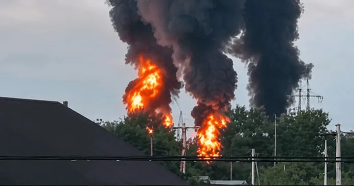 Flăcări și fum dens deasupra unui depozit de petrol în Krasnodar.