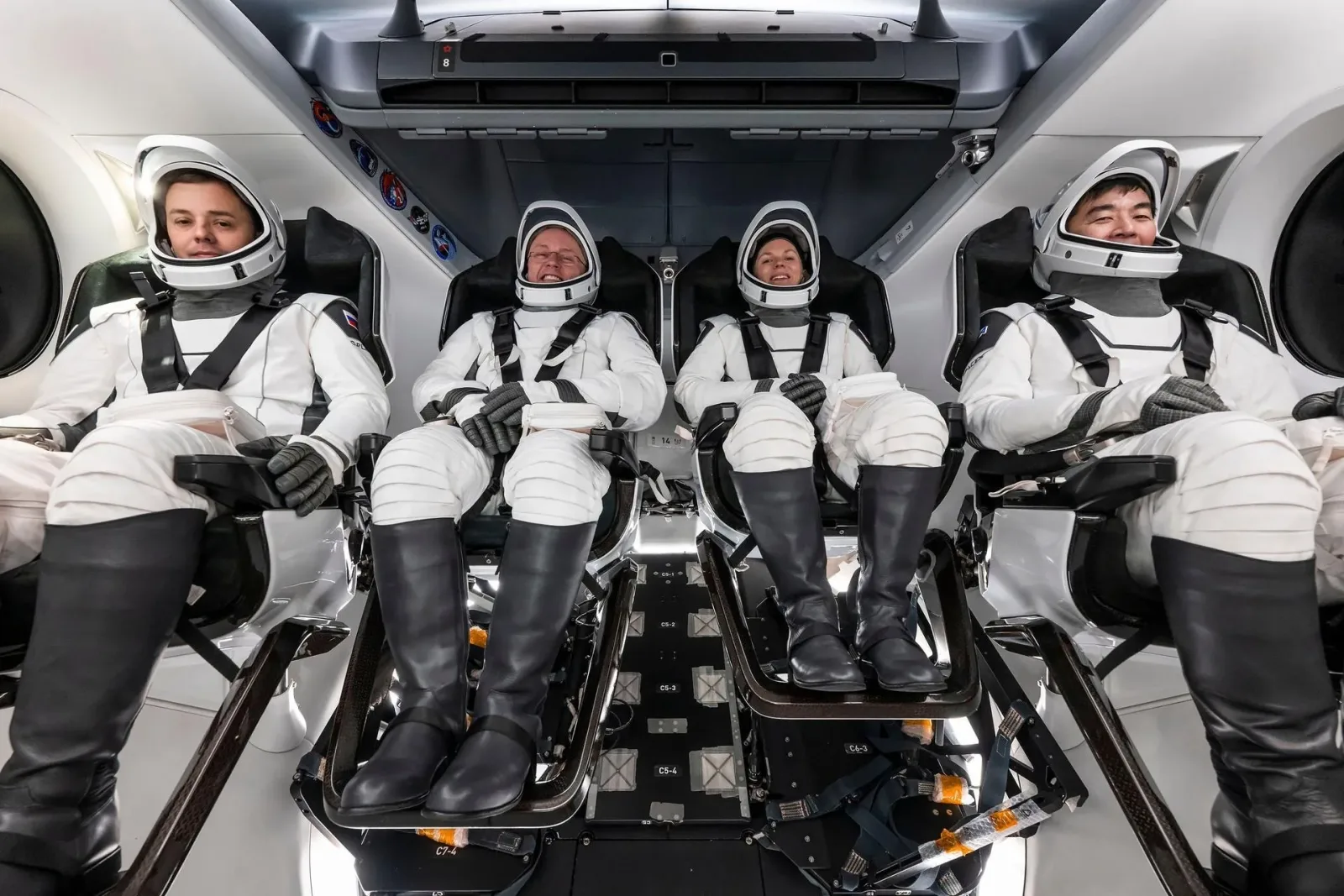Astronauții pregătiți pentru misiunea Artemis II în capsulele Orion.