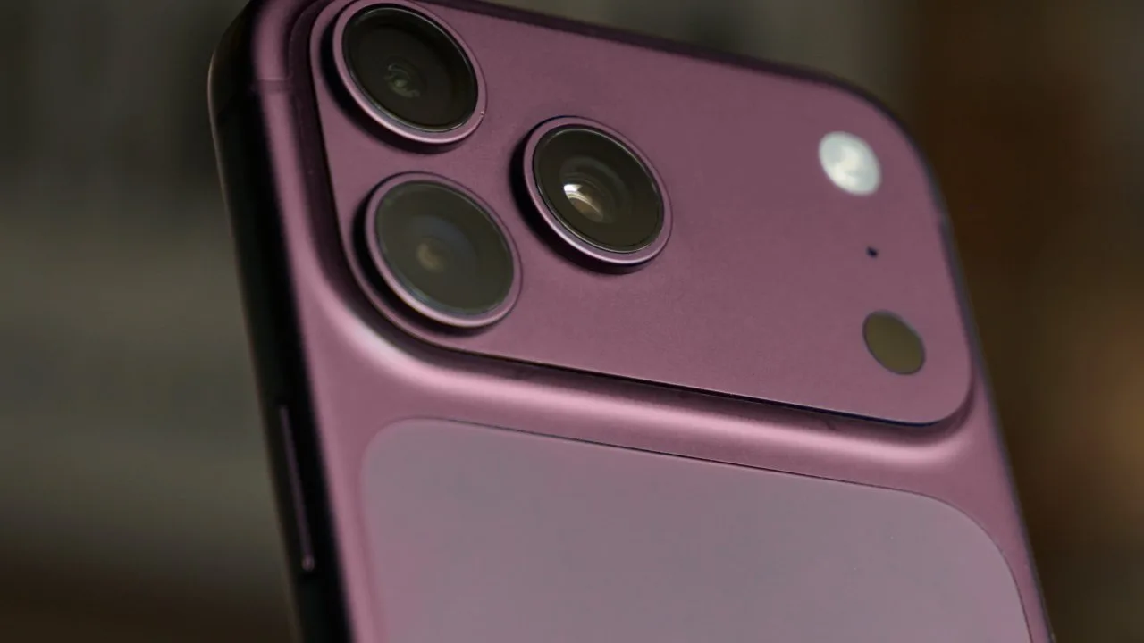 Detalii despre camera unui smartphone modern, cu lentile multiple și un design elegant.