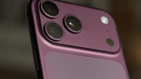 Detalii despre camera unui smartphone modern, cu lentile multiple și un design elegant.