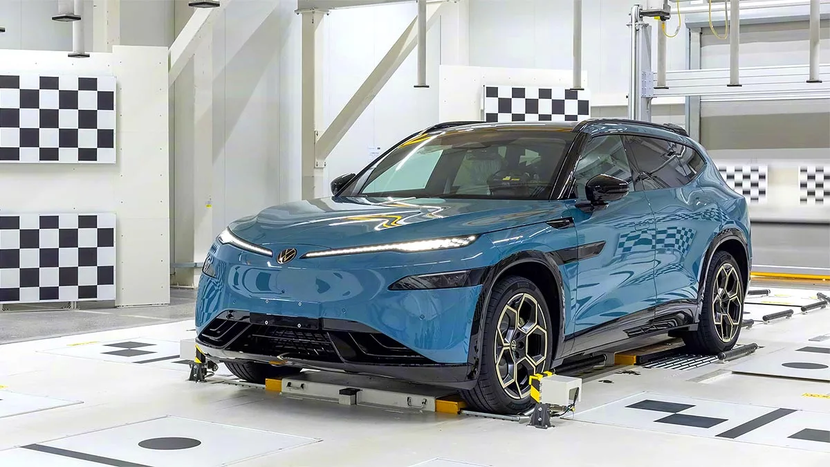 Un SUV Volkswagen în timpul testelor de siguranță, evidențiind tehnologia avansată.