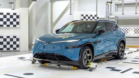 Un SUV Volkswagen în timpul testelor de siguranță, evidențiind tehnologia avansată.