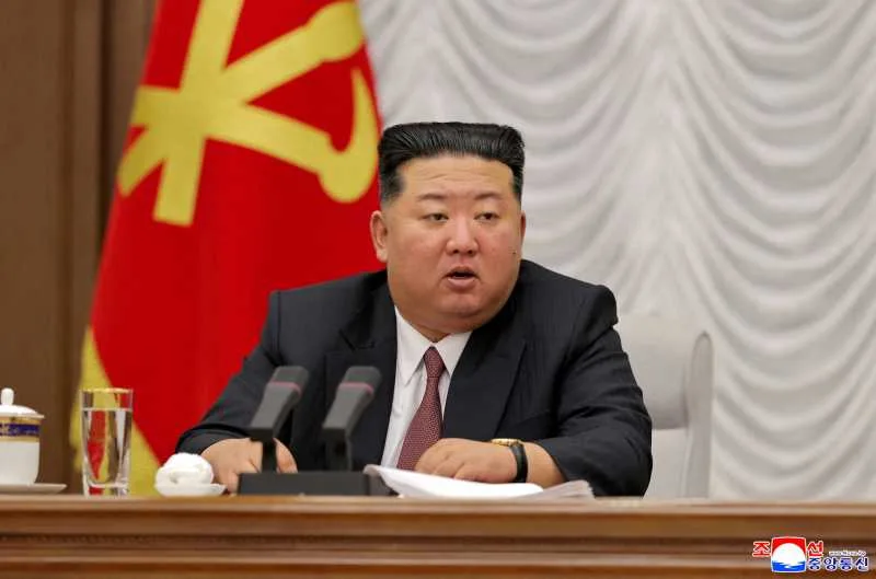 Kim Jong Un discutând despre cooperarea militară cu Rusia.