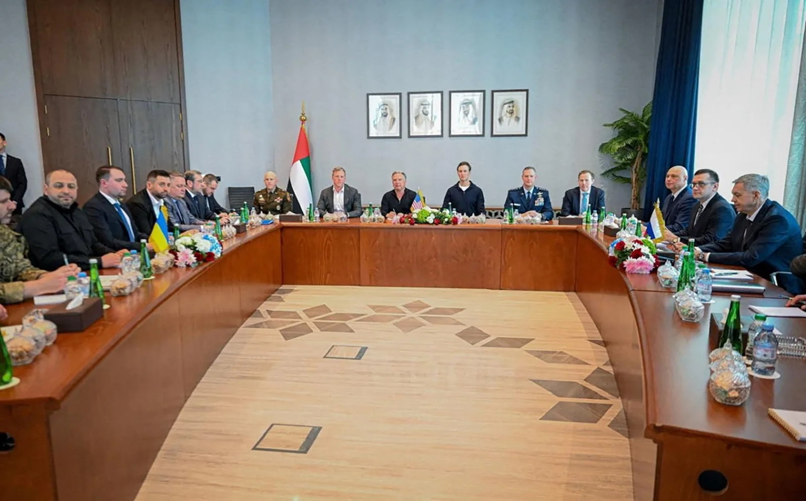 Negocieri între Ucraina și Rusia pentru pace la Abu Dhabi, cu oficiali la masă.