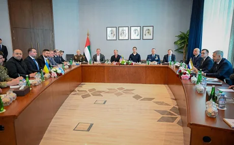 Negocieri între Ucraina și Rusia pentru pace la Abu Dhabi, cu oficiali la masă.