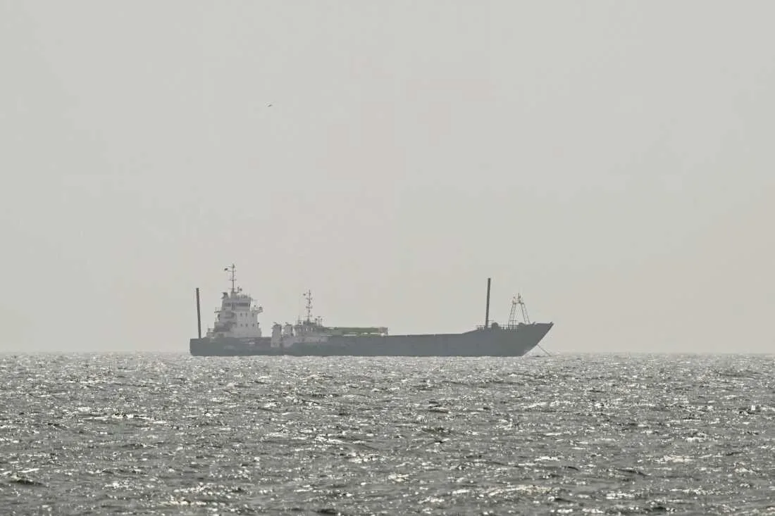 Nava comercială navigând pe apele Strâmtorii Hormuz, într-un context tensionat.