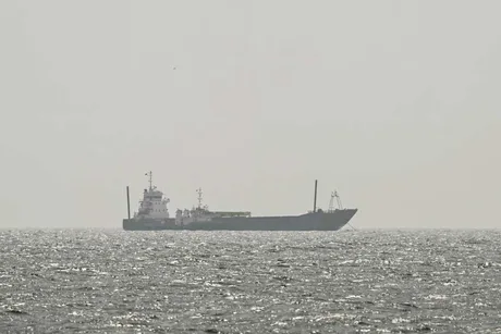 Nava comercială navigând pe apele Strâmtorii Hormuz, într-un context tensionat.