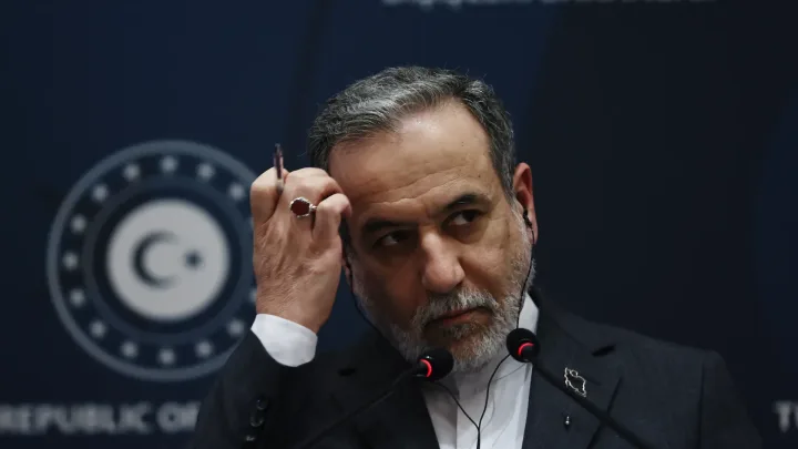 Abbas Araghchi discutând la o conferință internațională.