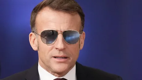 Ochelari de soare purtați de un lider politic la un eveniment important.