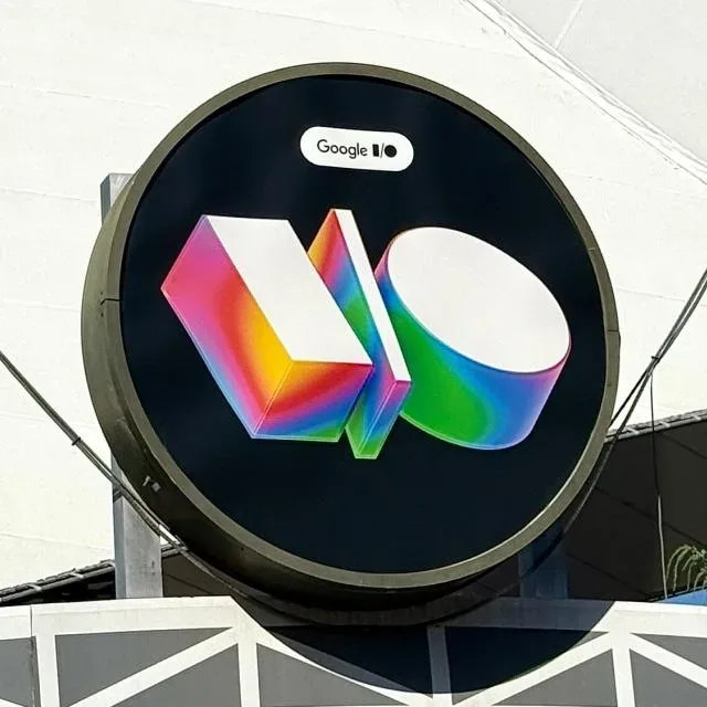 Logo colorat Google, simbolizând inovația tehnologică și impactul asupra mediului.
