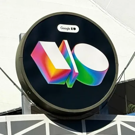Logo colorat Google, simbolizând inovația tehnologică și impactul asupra mediului.