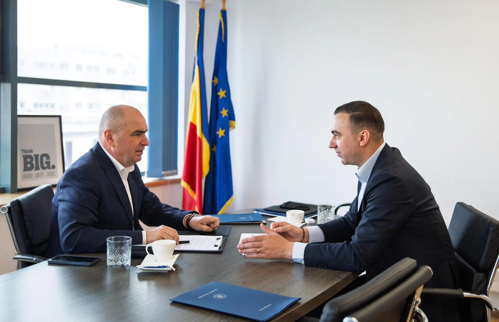 Discuție între doi politicieni despre reformele din România.