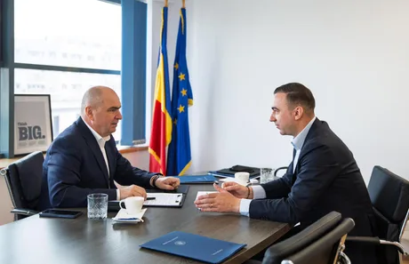 Discuție între doi politicieni despre reformele din România.