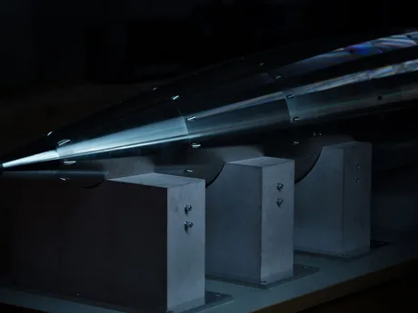 Prototipul rachetei hipersonice SCOOTER HS-1 expus la o bază de lansare.