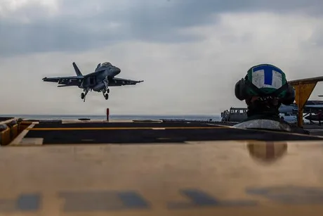 Avion militar decolând de pe un portavion în contextul tensiunilor internaționale.