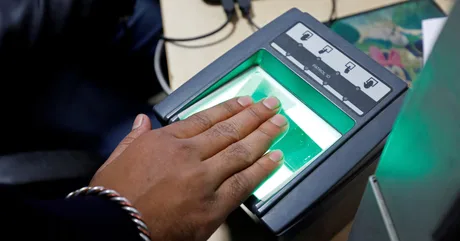 Dispozitiv pentru scanarea amprentei digitale utilizat în sistemul Aadhaar.