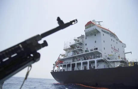 Nave comerciale navigând prin Strâmtoarea Ormuz, sub supravegherea militară.