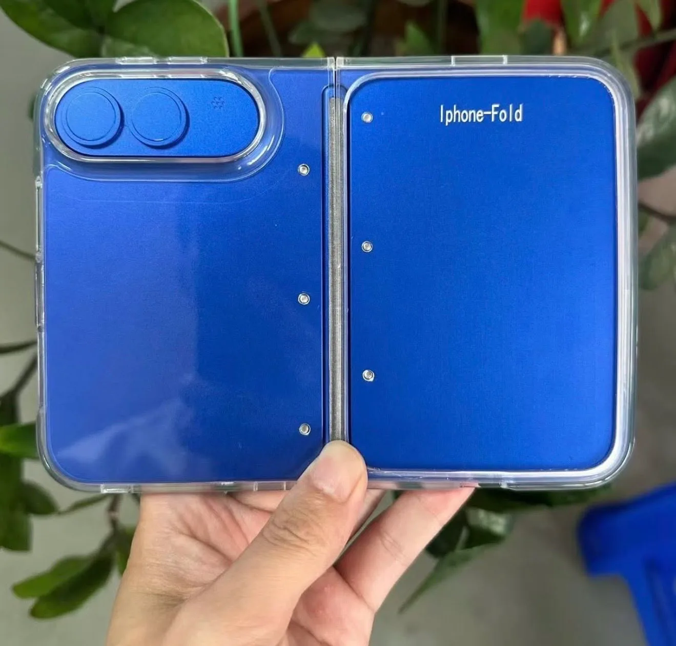 Husă transparentă pentru iPhone pliabil, cu design elegant și detalii metalice.