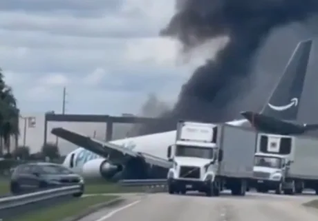 Avion cargo imobilizat pe pista aeroportului, cu fum ieșind din motor.
