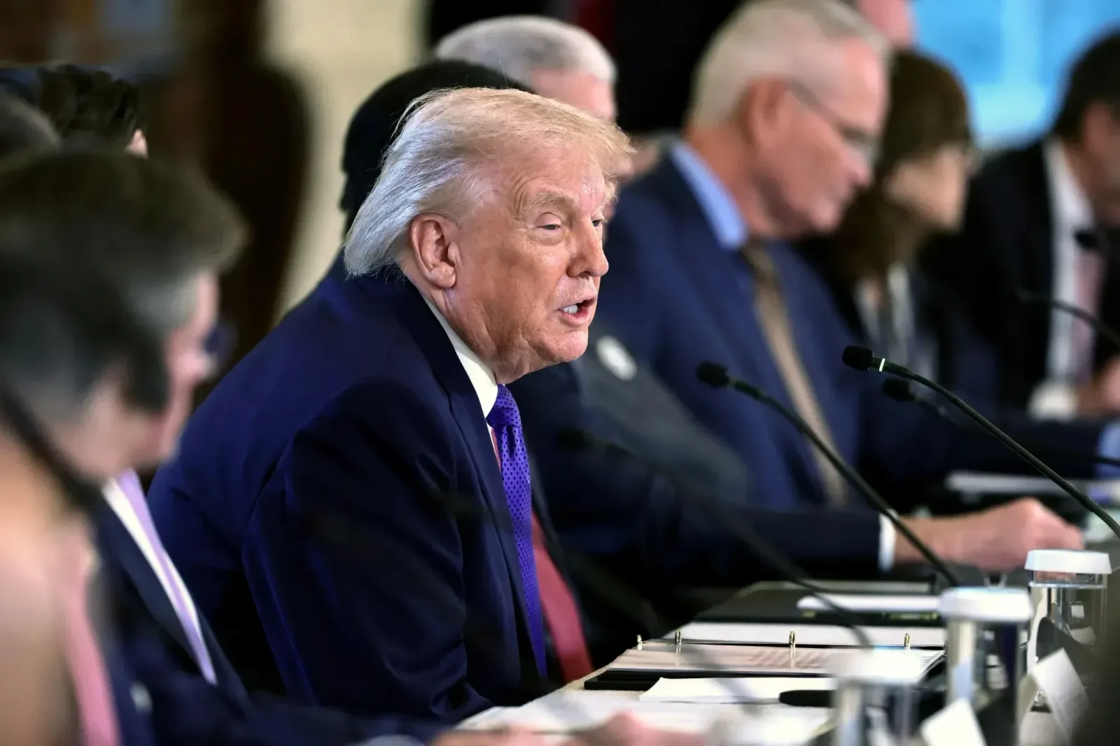 Donald Trump discutând opțiuni de intervenție în Iran, în cadrul unei întâlniri.
