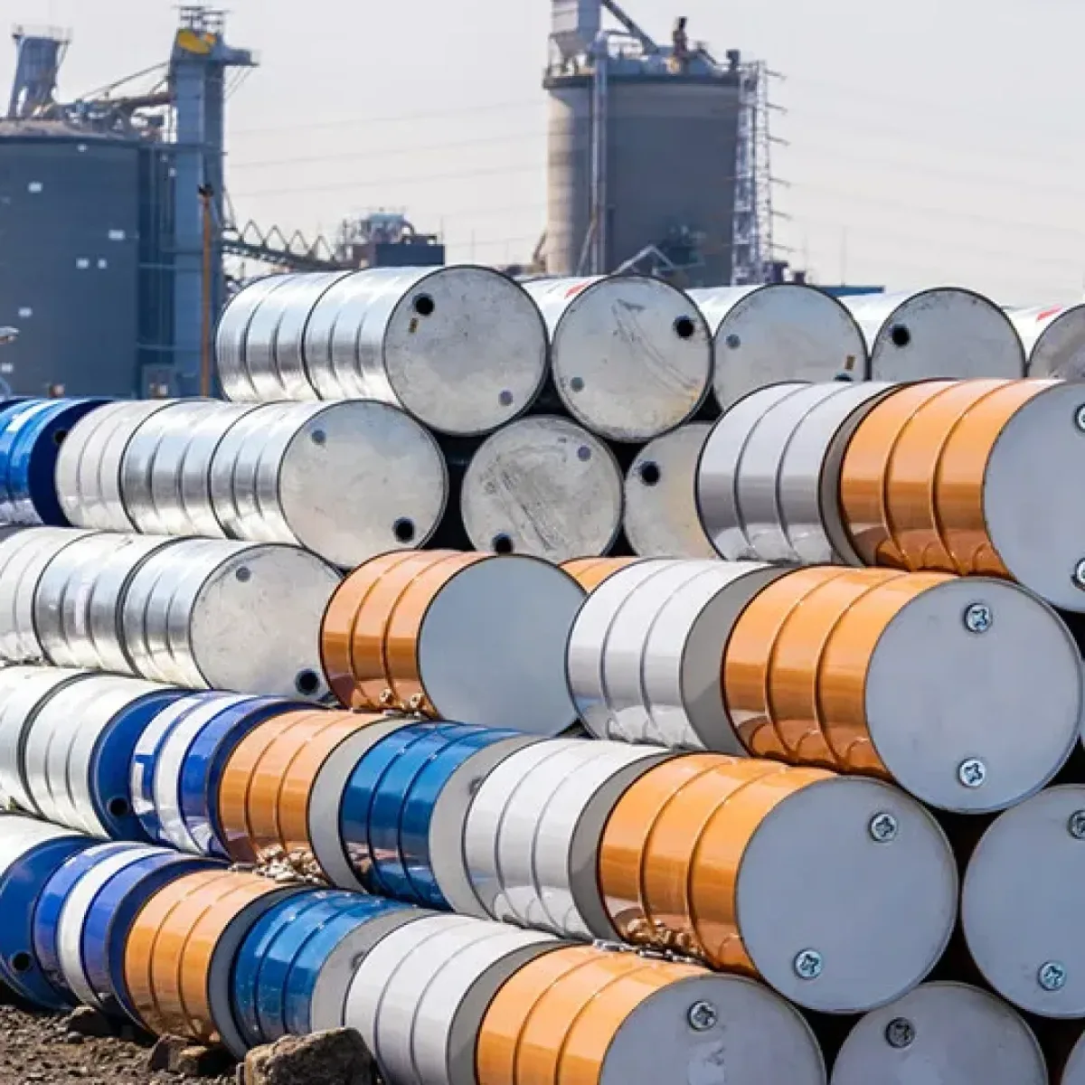 Stive de butelii de petrol pregătite pentru stocare în contextul crizei energetice.