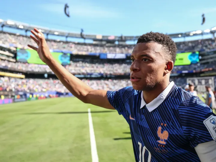 Kylian Mbappe salută fanii pe stadionul Hard Rock.
