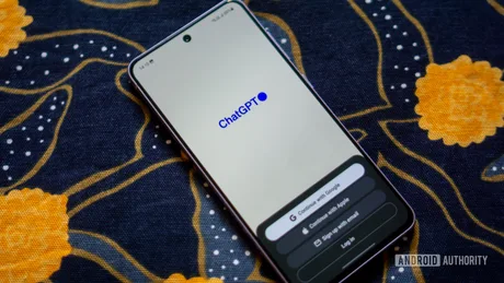Ecranul unui smartphone cu logo ChatGPT pe fundal colorat.