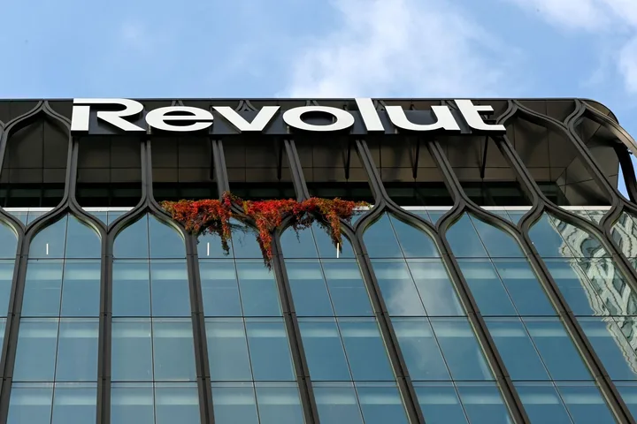 Clădirea Revolut cu detalii arhitecturale moderne și plante decorative.