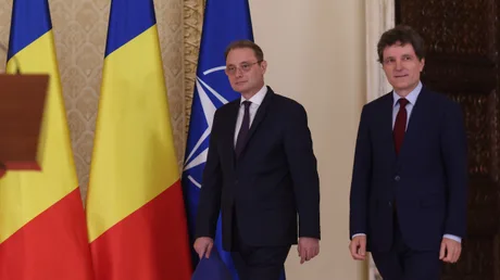 Luca Niculescu și Sorin Grindeanu la o întâlnire oficială, discutând despre viitorul guvernului.