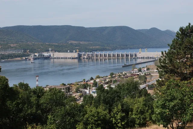 Peisaj cu hidrocentrala Porțile de Fier și natura înconjurătoare.