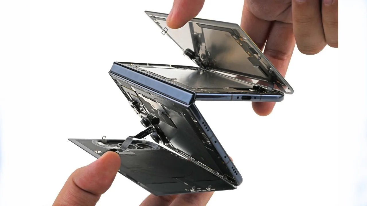 iPhone Duo descompus, evidențiind componentele interioare și procesul de reparare.